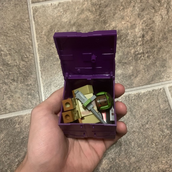 Roblox Series 11 Tank Warfare Tanker w/Unused Virtual Code PVT Norman's Helmet - Picture 5 of 5